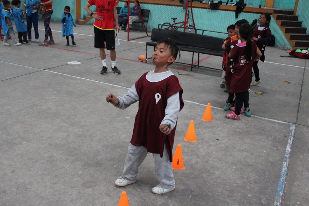 Hollandse spelletjes tijdens vrijwilligerswerk in Ecuador